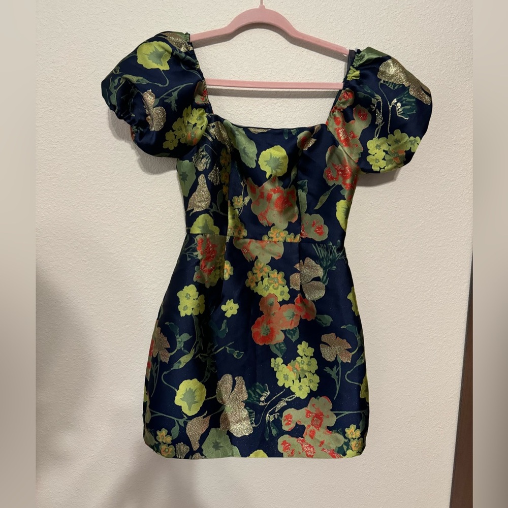 NWOT Lulu mini puffed sleeve dress
Size xs